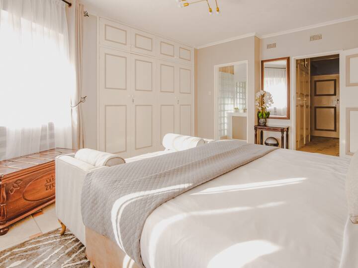 مساحة خزانة ملابس كافية لأي مدة إقامة.