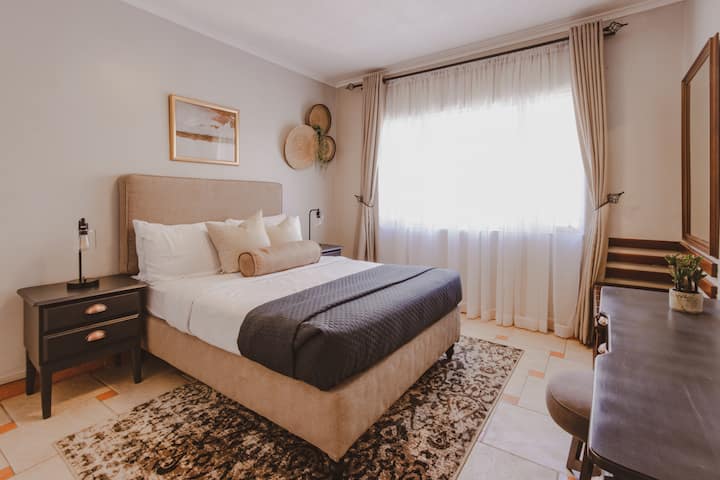 احصل على الراحة في غرفة النوم المزدوجة.