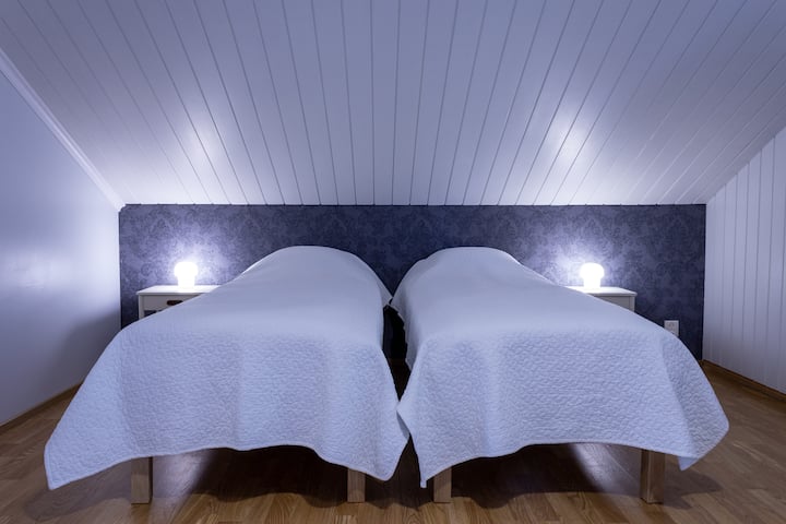 Prvá spálňa na poschodí má jednolôžka.