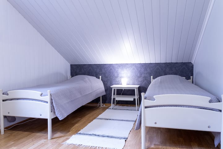 Druhá spálňa na poschodí má dve samostatné lôžka. 