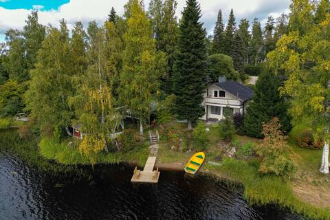Private house by the lake near the city