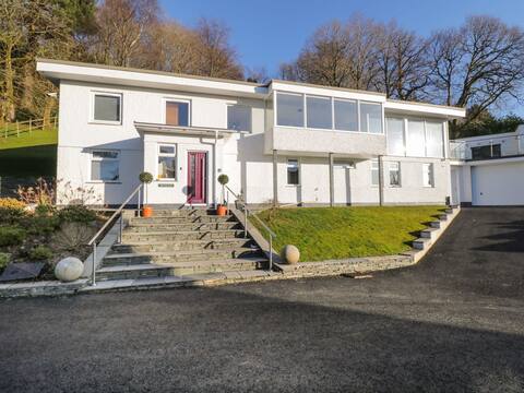 Detached 4 Bed Home, Hot Tub & Lake View - Pets OK
