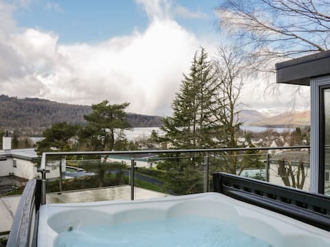 Detached 4 Bed Home, Hot Tub & Lake View - Pets OK