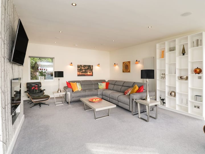 Detached 4 Bed Home, Hot Tub & Lake View - Pets Ok - Windermere