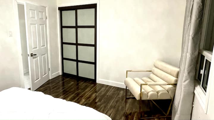 Dormitorio principal con 1 cama queen [entrada+ armario + vista a la silla decorativa]