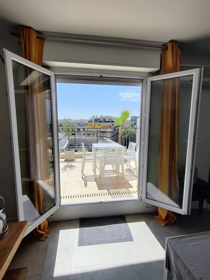 Antibes: superb apartment with large terrace