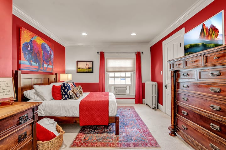 La chambre parfaite pour vous ou un couple avec un grand lit et une grande télévision à écran plat.
Il y a beaucoup de place pour défaire vos valises dans le placard et 2 grandes commodes.  