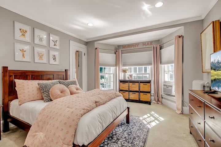 Un merveilleux lit complet avec couette haut de gamme, draps et télévision à écran plat de 40".  Vous aurez suffisamment d'espace pour déballer vos affaires dans le placard ou dans la grande commode.  