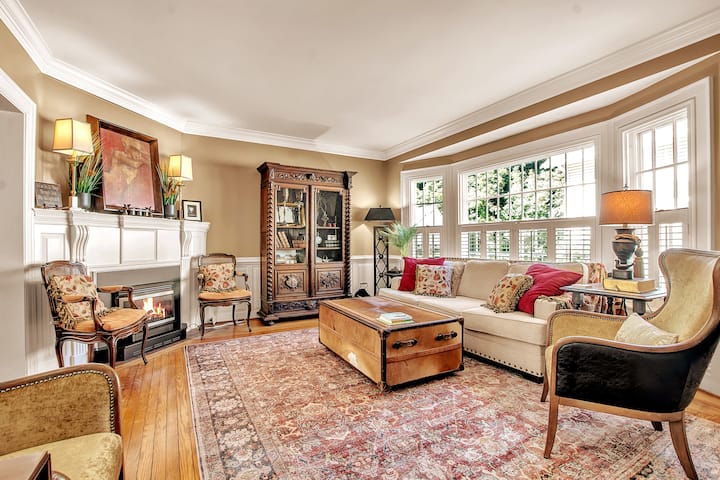 Notre salon autour de la région est parfait pour se retrouver entre amis ou simplement se détendre après une journée à explorer notre merveilleuse ville ou à revenir des magnifiques chutes du Niagara !