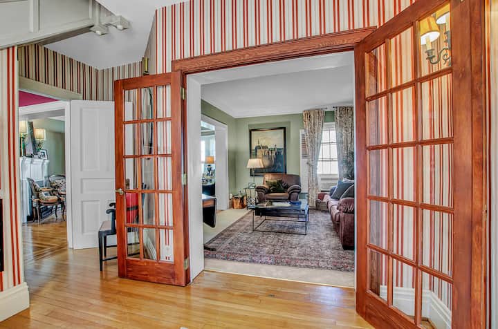 Nous aimons pouvoir nous réunir en utilisant les deux salons ou prendre le temps de profiter de votre propre espace !