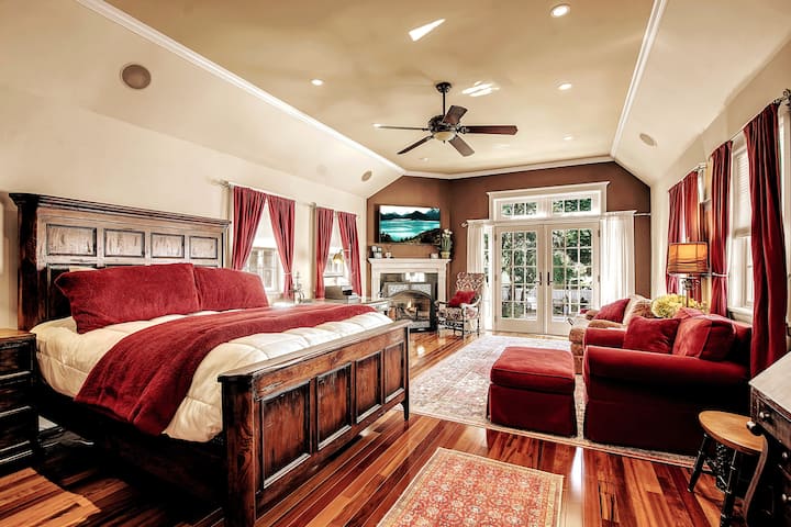 La suite principale de la grande suite principale comprend un grand placard, une salle de bains privative et une zone longue, parfaite pour les exercices du matin ou la détente de l'après-midi. 
Beaucoup d'espace pour l'un de nos incroyables matelas gonflables Queen avec chargeur USB