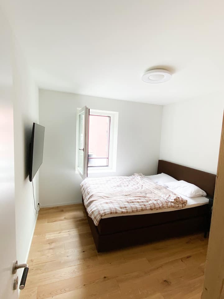 Спална соба 1: голем кревет 160x200 см. 