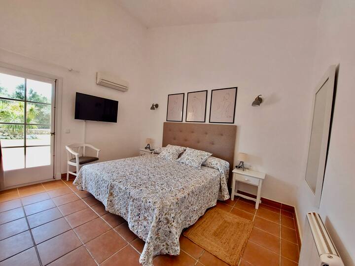Habitación en suite en la planta baja. Dispone de baño propio y acceso al jardín. TV y aire acondicionado.
