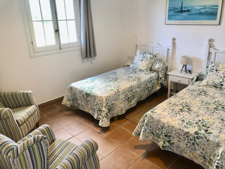 Habitación doble en la planta baja, con dos camas individuales y armario empotrado.