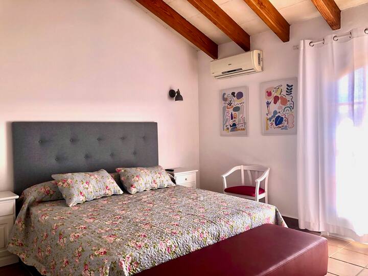 Habitación suite en planta primera, con baño completo y terraza.