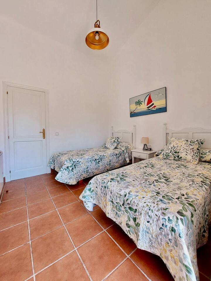 Habitación doble con acceso al jardín en la planta baja de la villa.