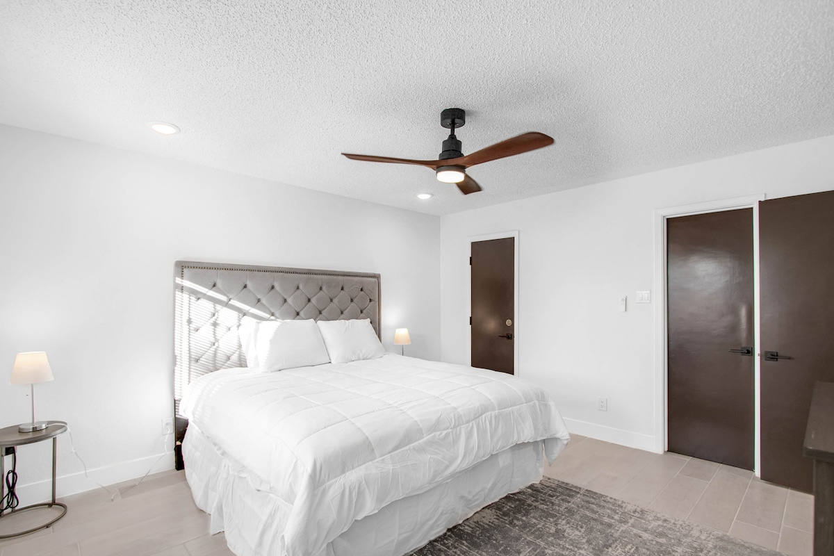 Vrijeme je za spavanje? Otiđite u prekrasne spavaće sobe kako biste se odmorili tijekom čitavog boravka. Počevši od ove zadivljujuće glavne spavaće sobe s bračnim krevetom koji će vas svake noći zamotati u miran san
