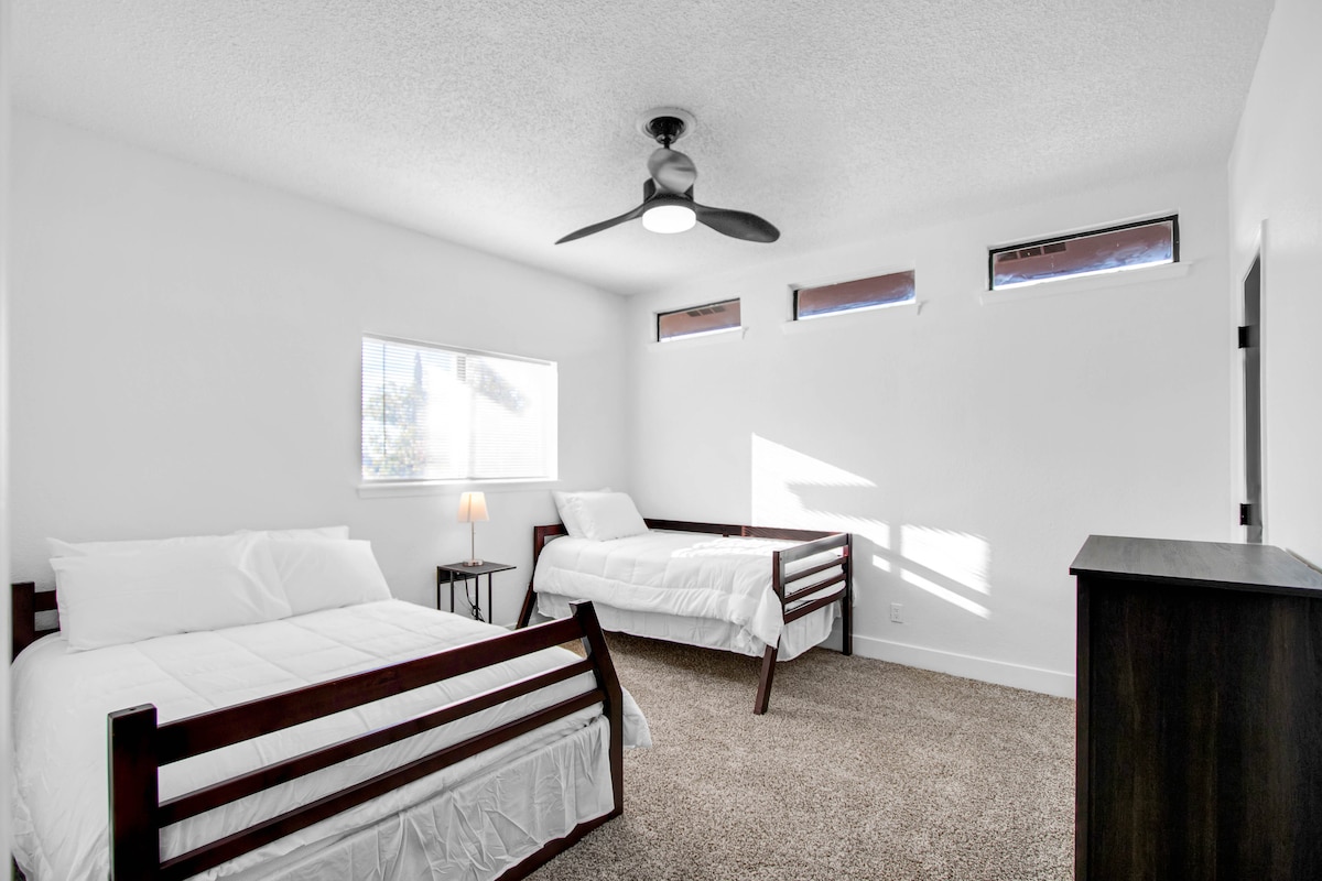 Naposljetku, spavaća soba 3 ima bračni krevet i krevet za jednu osobu! Odlična soba za vas i vaše mališane! Omogućite svima ugodan san svake noći.