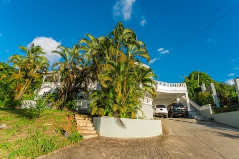 Luxurious 3 BR Apartment w/ Pool, BBQ Grill, Views