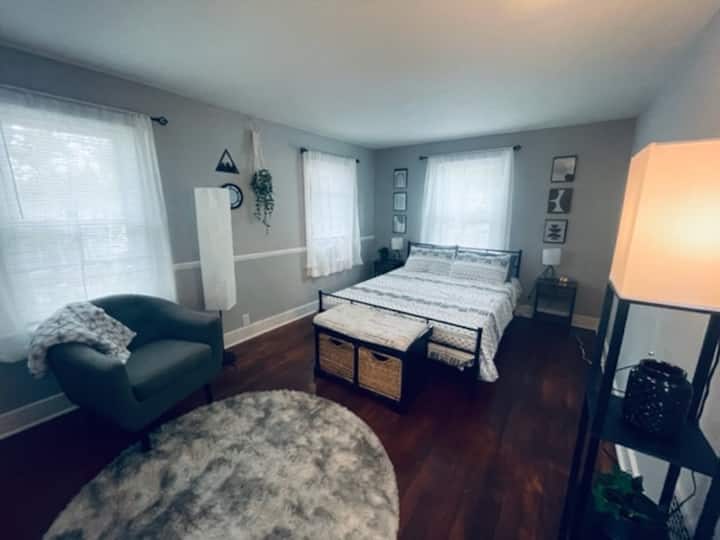 Dormitorio principal con cama tamaño queen.