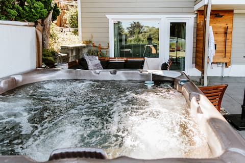 Top performing Airbnb: Cozy suite with hot tub in Campbell River