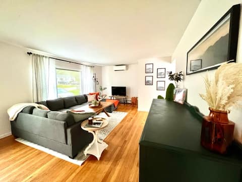 Sunny and central home in Downtown Manchester!