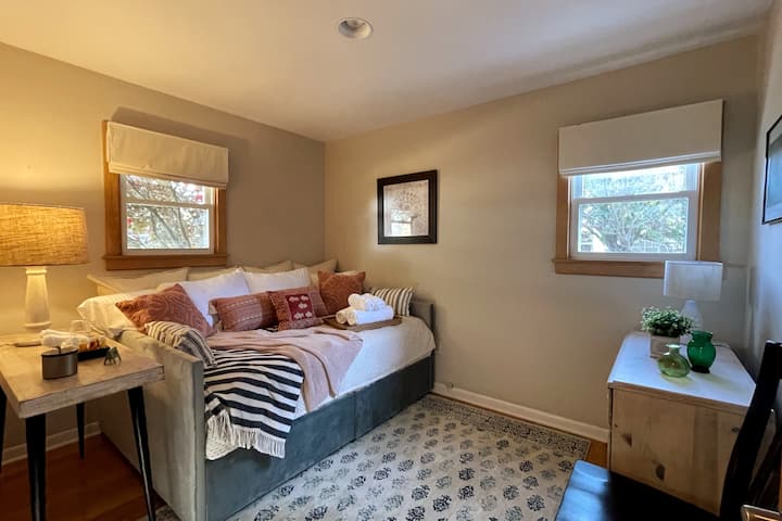 Bedroom #2 : 1st Floor Pink Bedroom with Full size daybed, dresser and closet