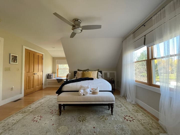 Bedroom #3 : 2nd Floor Beige Bedroom

Large closet and a comfy window bench overlooking the expansive backyard