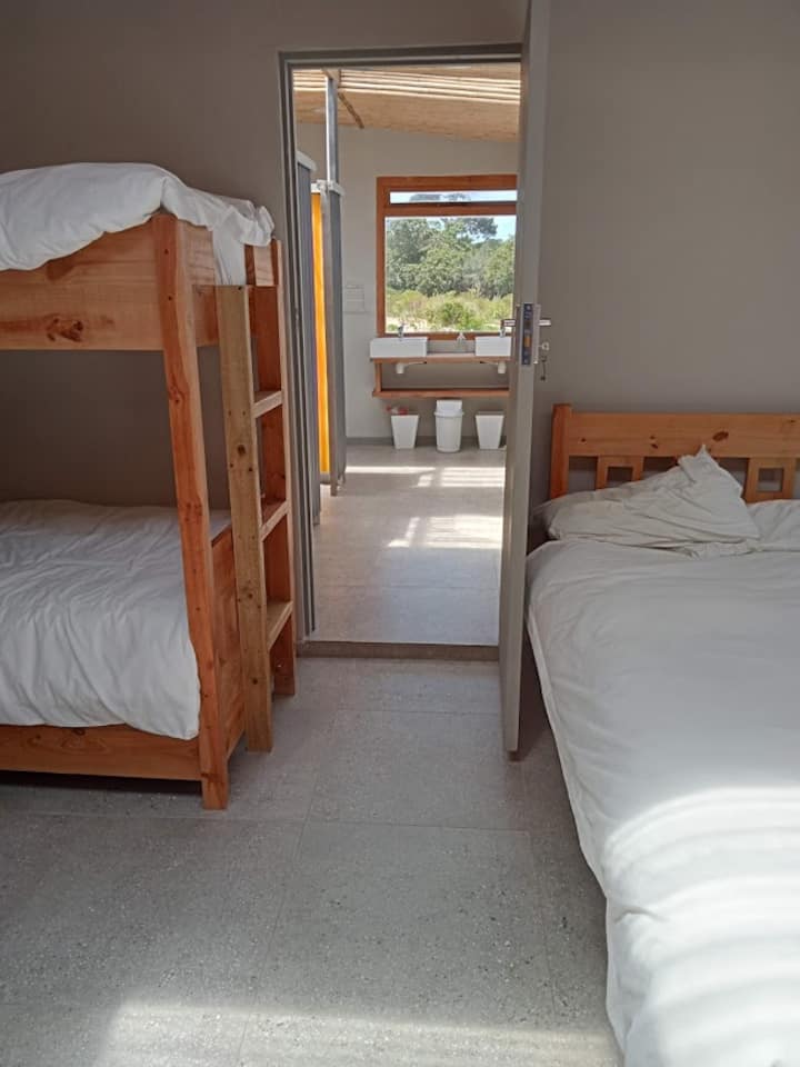 ห้องน้ำแบบอินเตอร์ลิ้นจ์กว้างขวาง