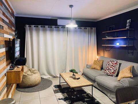 Modern townhouse close to airport-24 hour security