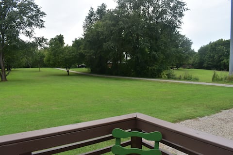 Quaint 2 bedroom, 1 bath apartment, private entry.