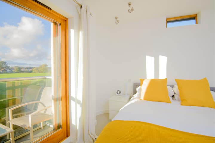 เตียงคิงไซส์ในห้องนอนใหญ่