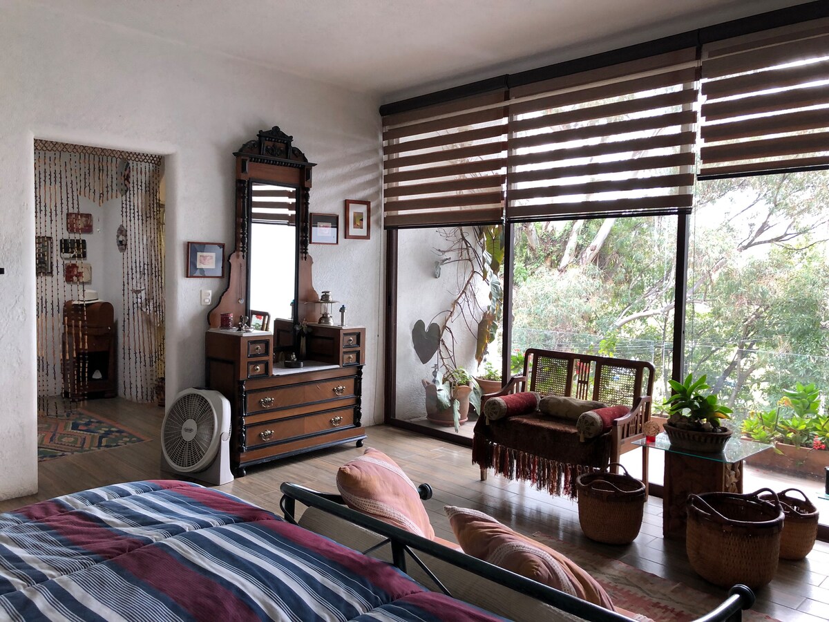 Dhomë gjumi kryesore me ballkon dhe pamje nga liqeni. Lindja e diellit është spektakolare.