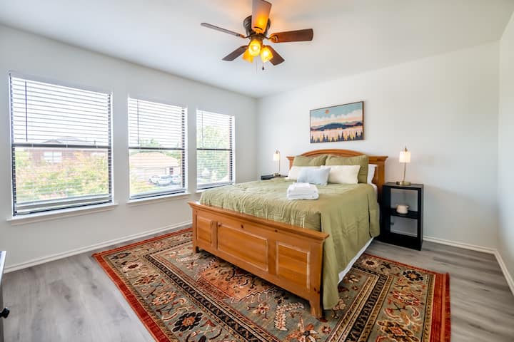 Bedroom 2 with queen size bed