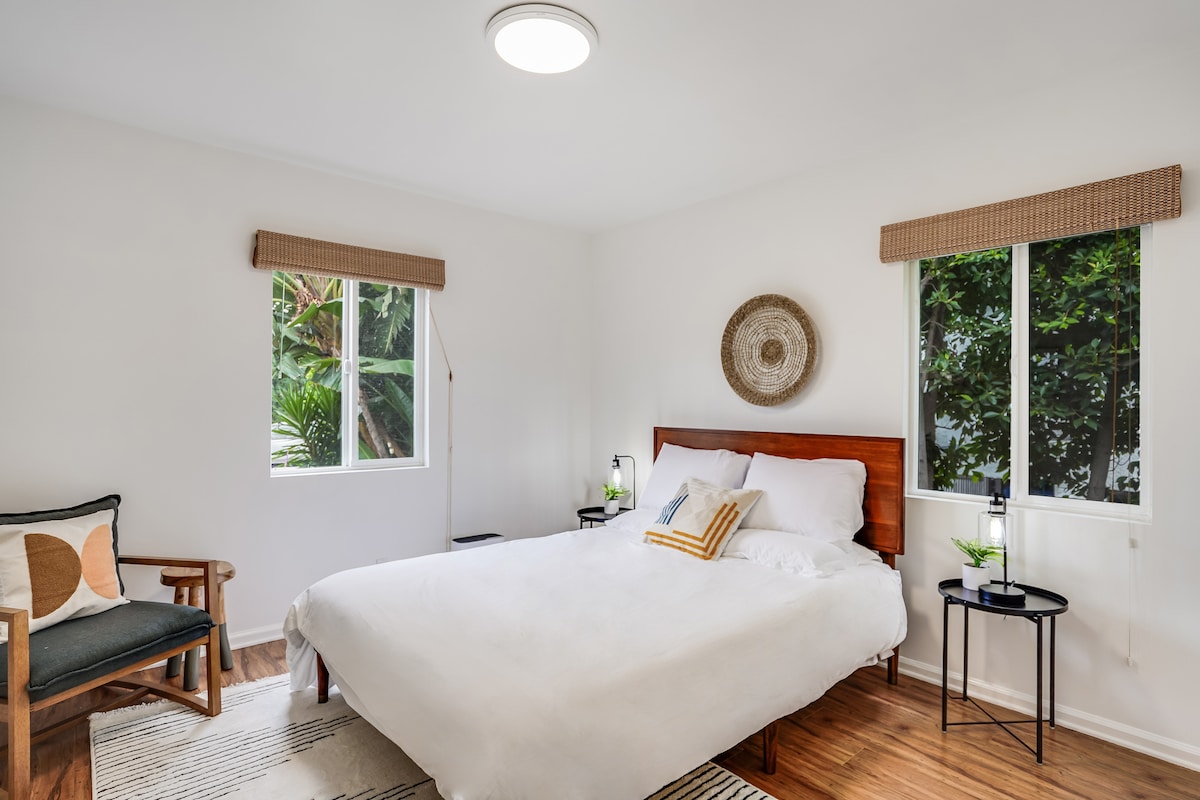 Сончева спална соба 1 со брачен кревет.