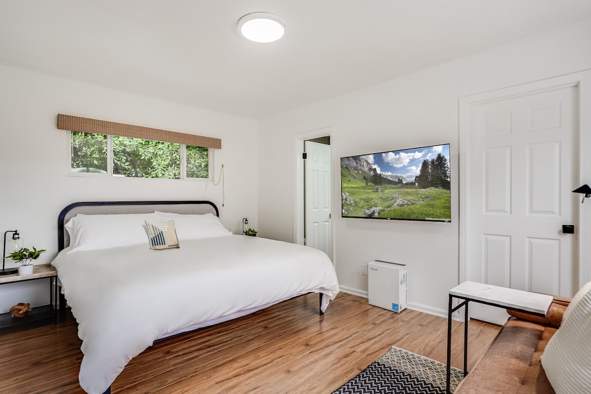 Главен брачен кревет (широк 180-220 см) со приватна бања.