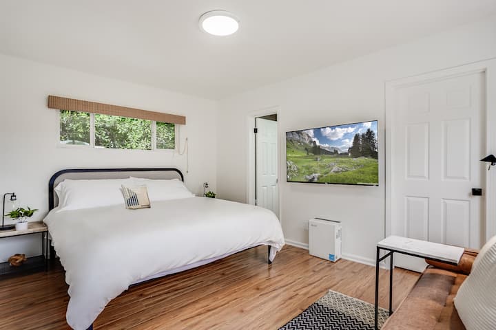 ห้องนอนใหญ่เตียงคิงไซส์พร้อมห้องน้ำในตัวส่วนตัว