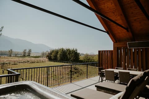 Homestead Chalet-Private Hot Tub, Deck, Kitchen