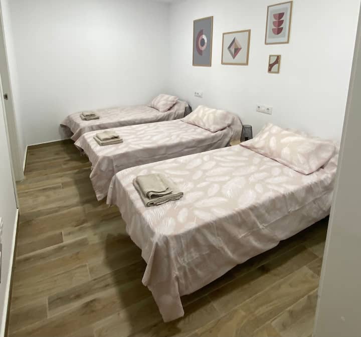 Მე-3 საძინებელი 3 ერთადგილიანი საწოლით 90x190 და სრული სააბაზანოთი
ოთახი 