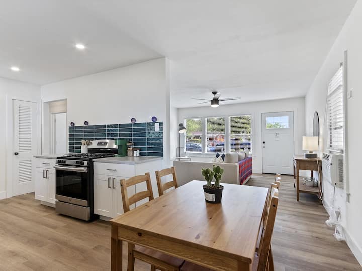 Modern & Cozy Home at the Heart of San Antonio Houses for Rent in San