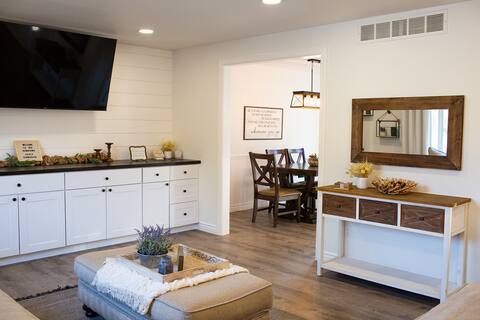 New! Downtown Eagle Farmhouse/Spa!