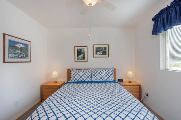 2nd Bedroom with Queen Bed.