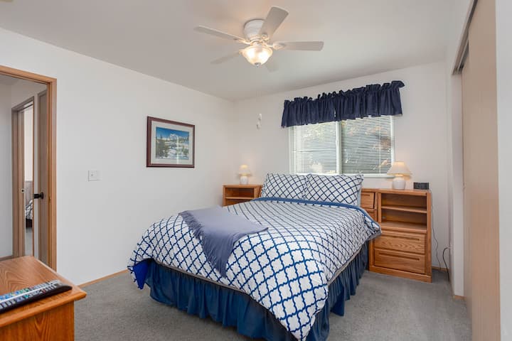 1 Queen bed with ensuite bathroom.  Single (folding) memory foam bed located in the master closet.