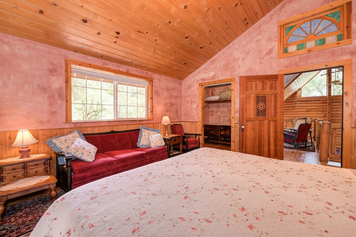 Сладки мечти в главната ни спалня с двойно легло и просторен гардероб.