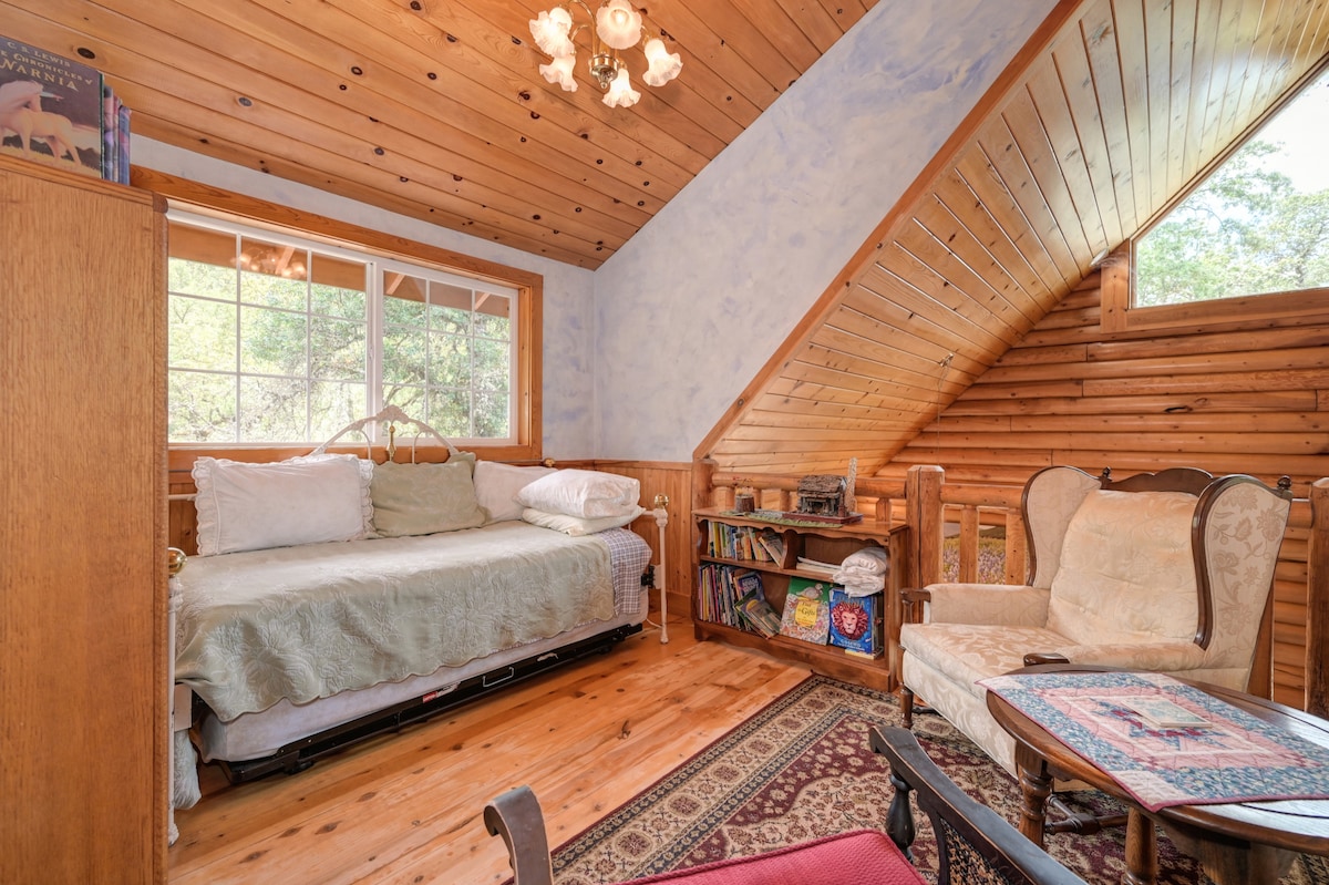 Отворете лофта с легло - сандвич. Използвайте го като свободно място за спане или място за четене на книги и игри на пансион.