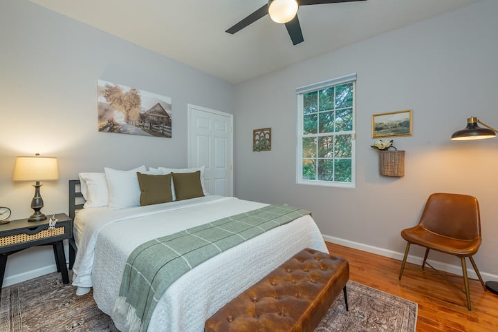 Საძინებელი 2 - საწოლი Queen 12" მეხსიერების ქაფის მატრასით, დამატებითი ბალიშის ზედაპირით და ორგანული ბამბის ზეწრებით