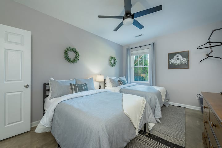 Საძინებელი 4 - 2 სრული საწოლი 12" მეხსიერების ქაფის მატრასებით, დამატებითი ბალიშის ზედაპირებით და ორგანული ბამბის ზეწრებით