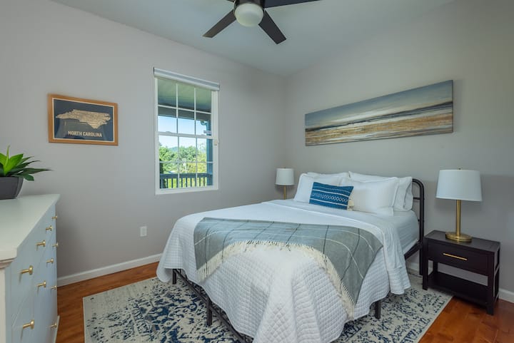 Საძინებელი 3 - ორადგილიანი საწოლი 12-დუიმიანი მეხსიერების ქაფის მატრასით, დამატებითი ბალიშის ზედაპირით და ორგანული ბამბის ზეწრებით