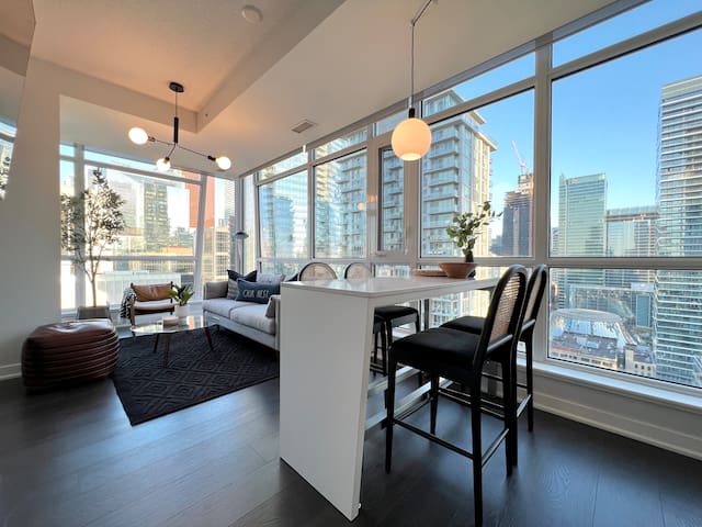 Central 2 Bedroom Condo near Shangri-la hotel gallery image 2