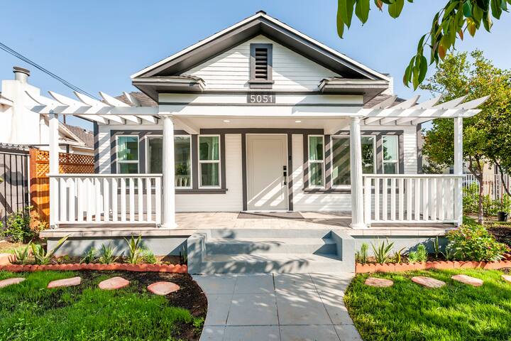 Stylish Gated Retreat in East Hollywood w/ Parking